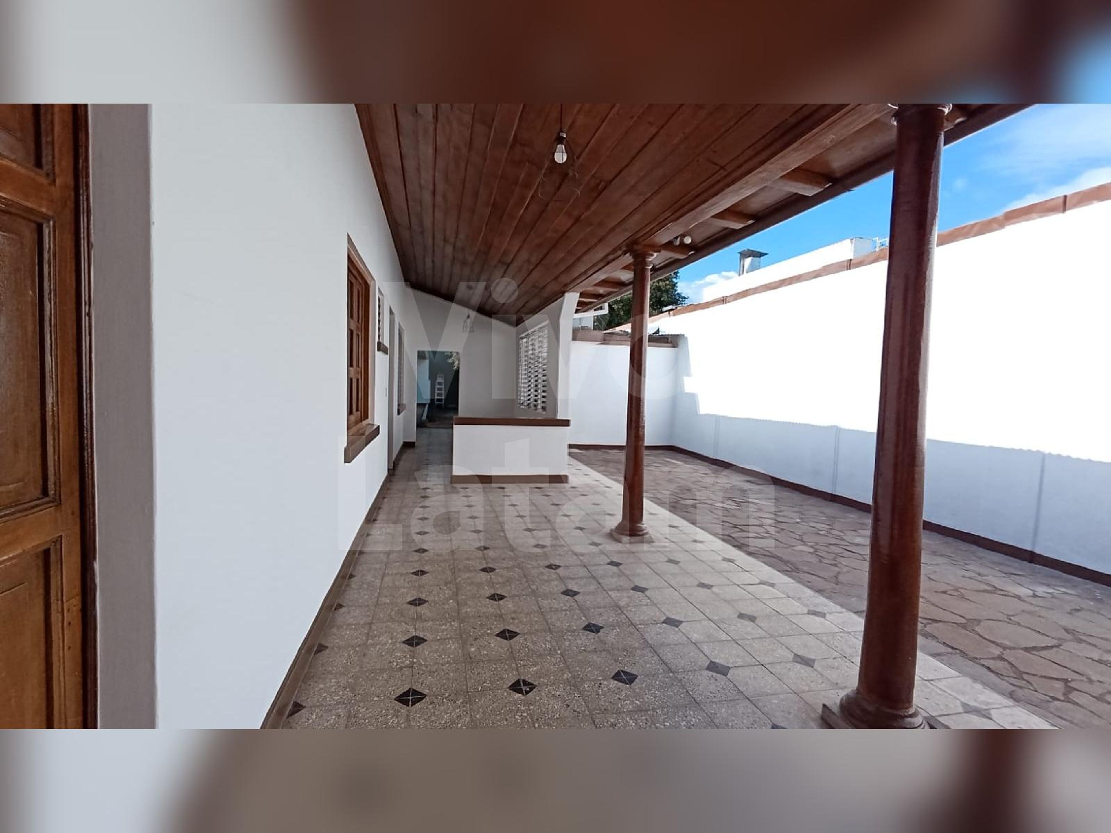 Casa en venta y alquiler en Santa Tecla