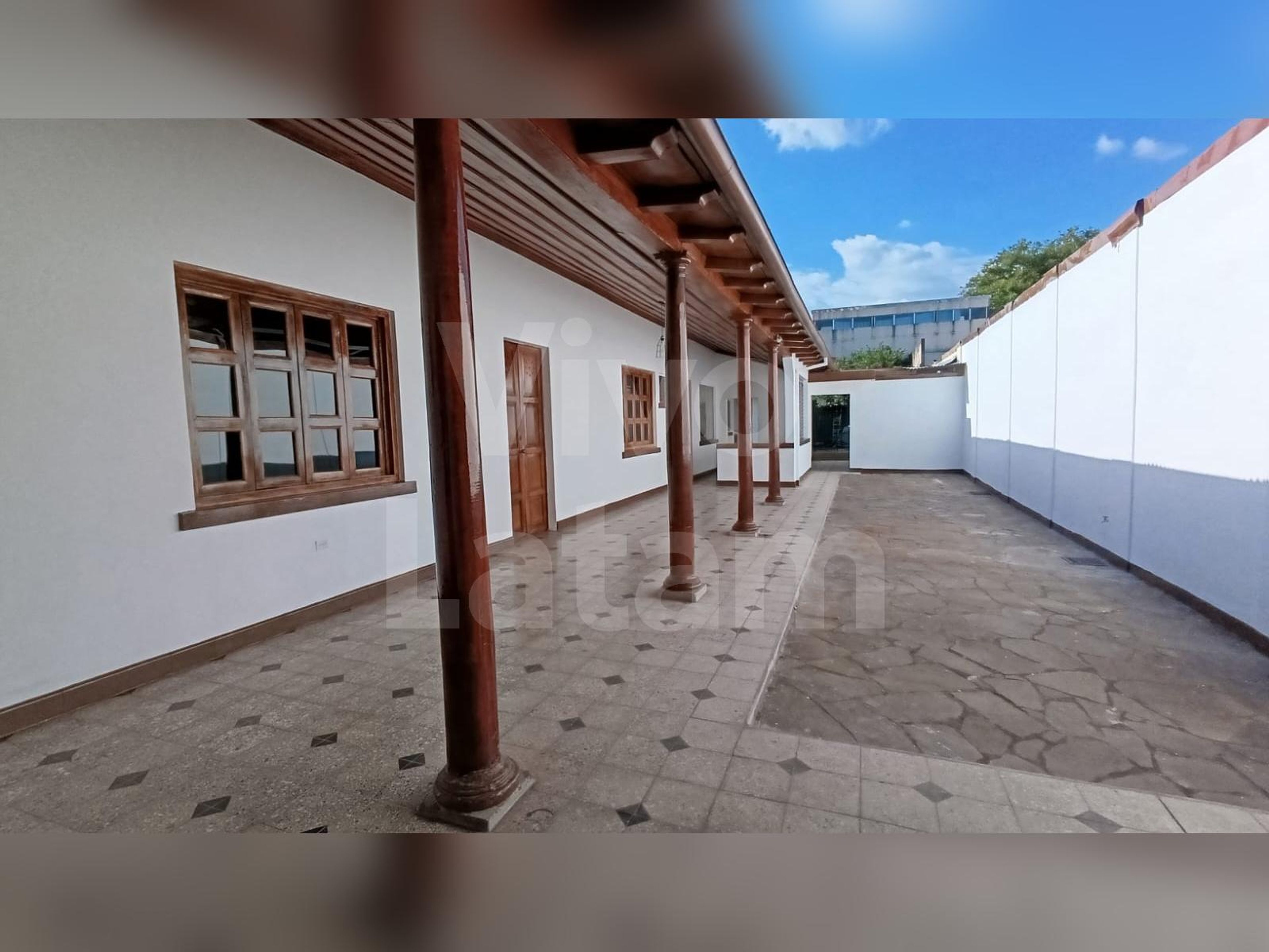 Casa en venta y alquiler en Santa Tecla