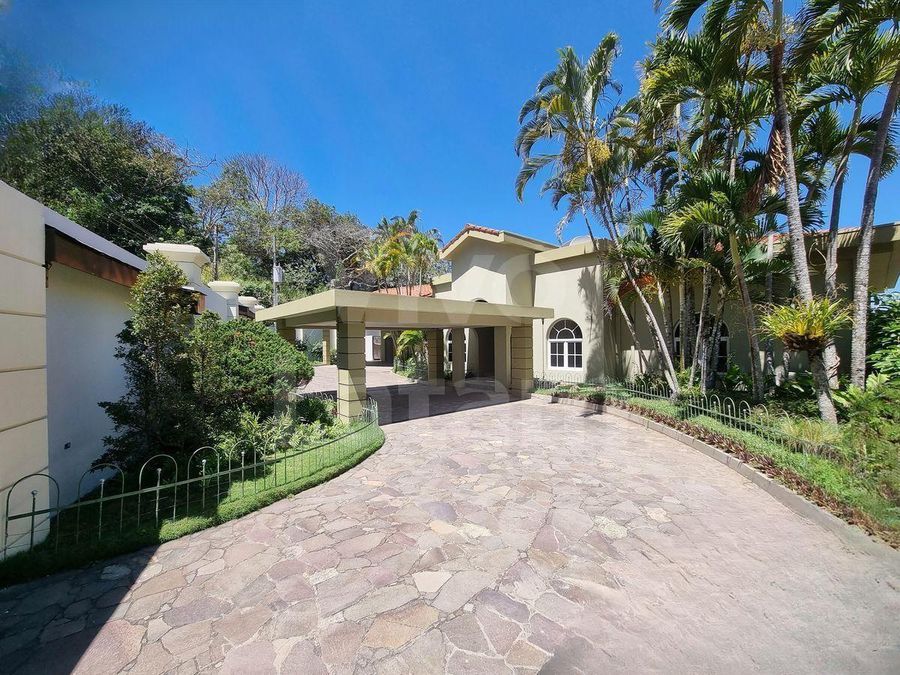 Casa familiar en venta en Residencial Sierra Santa Elena