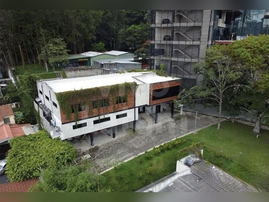 Commercial building for rent in Santa Elena