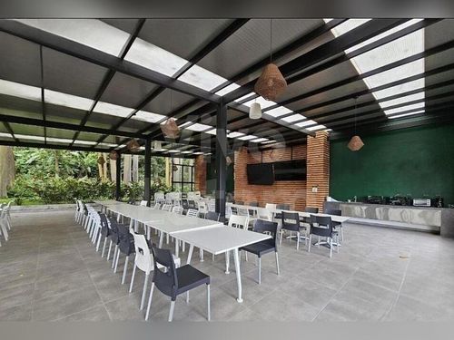 Commercial building for rent in Santa Elena