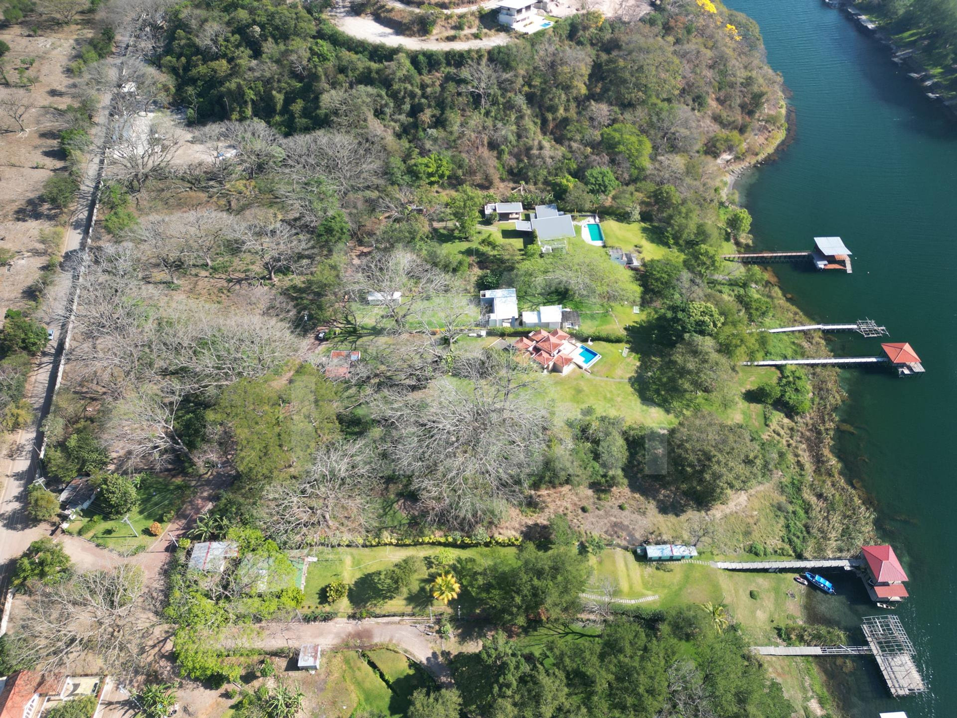 Lot for sale in Lake Coatepeque