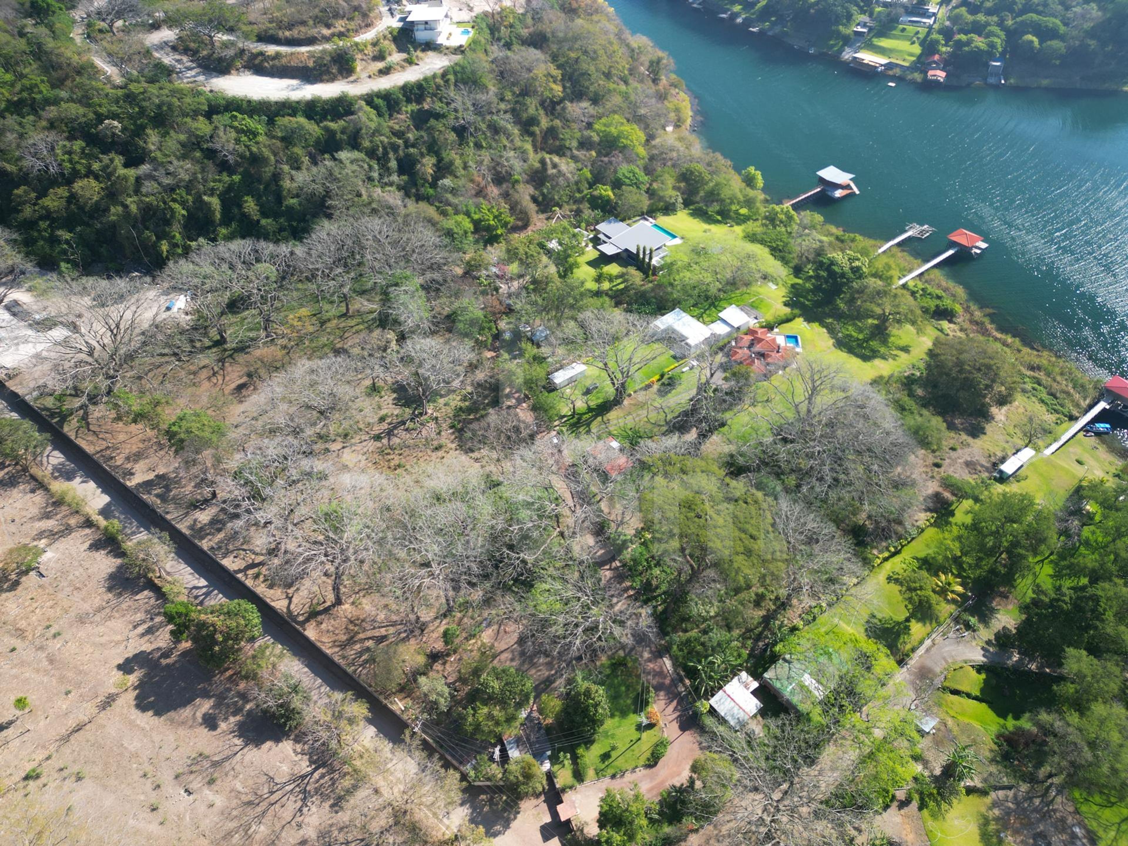 Lot for sale in Lake Coatepeque