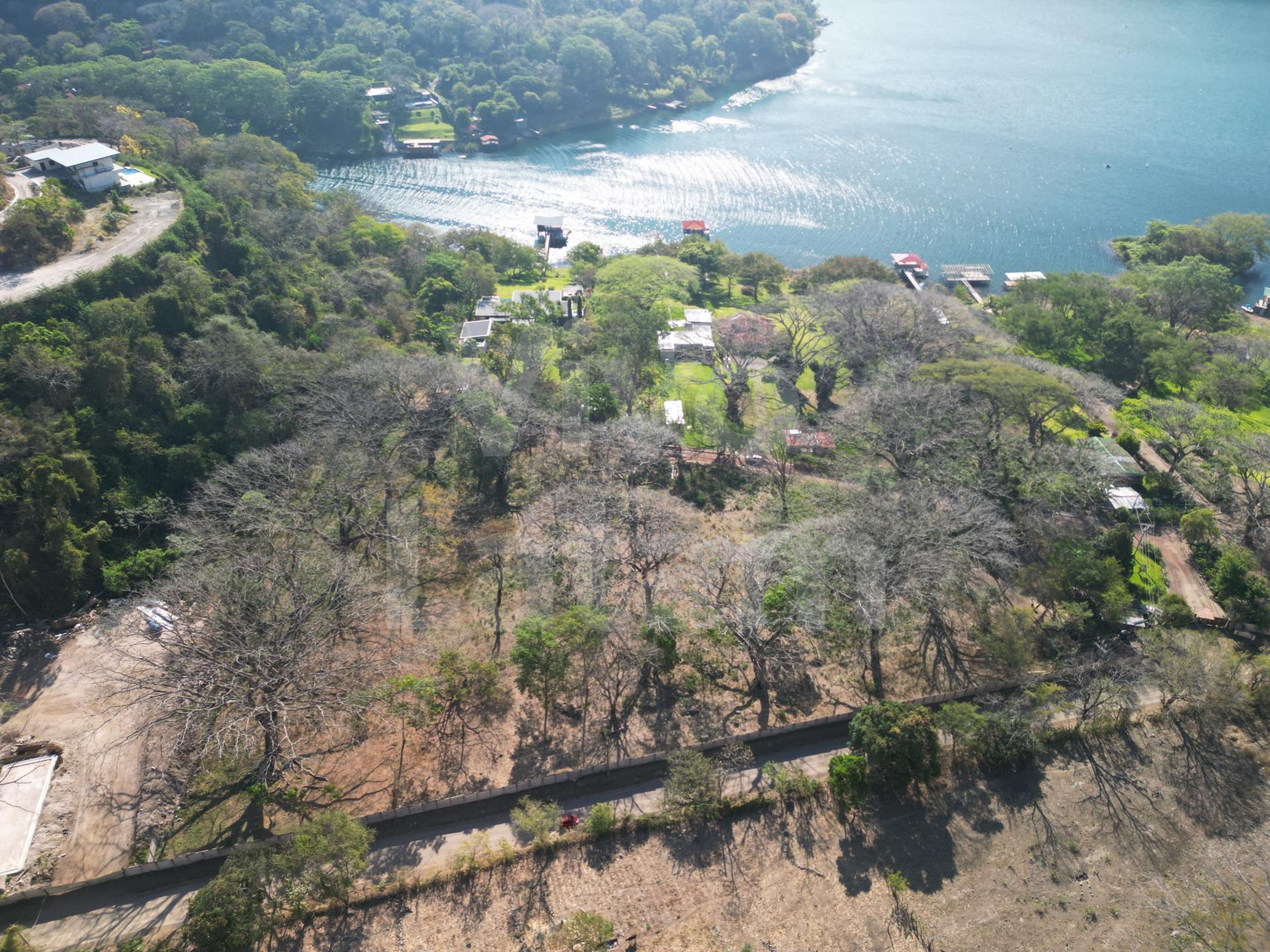 Lot for sale in Lake Coatepeque