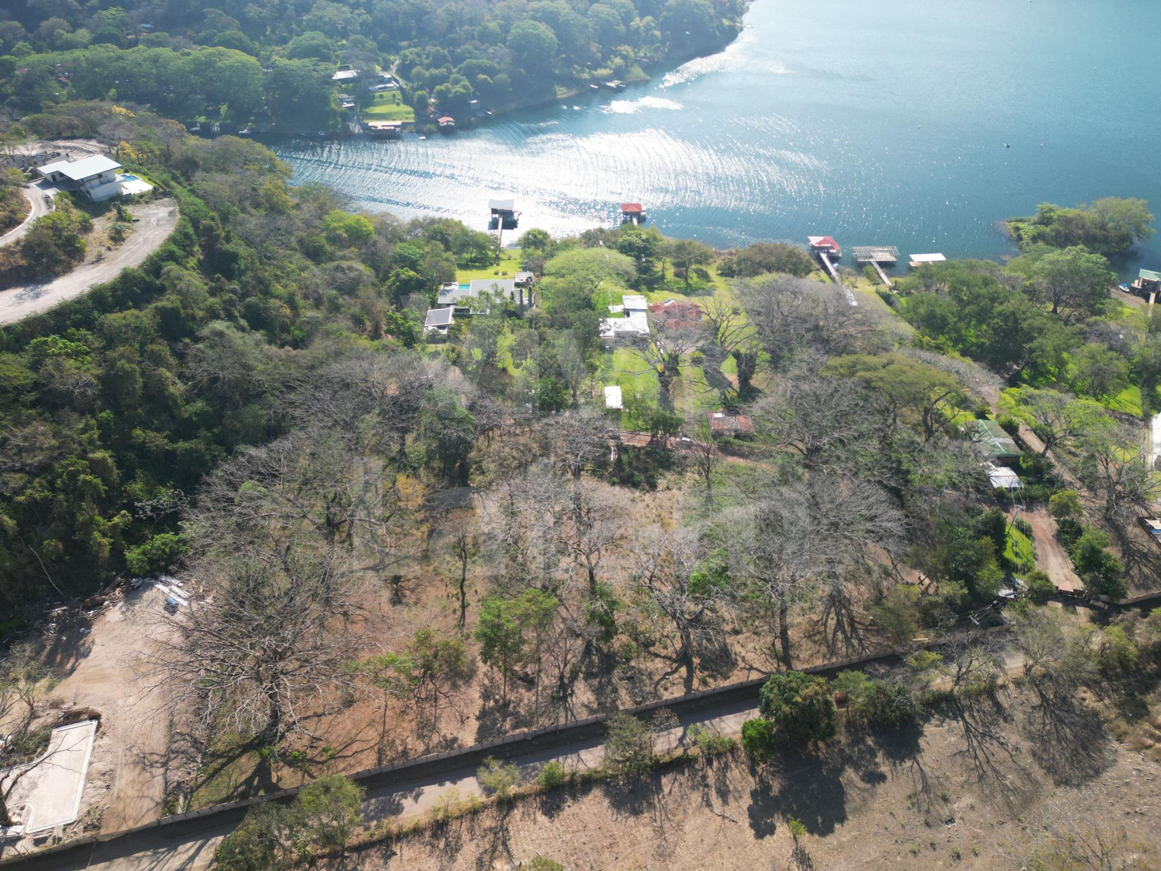 Lot for sale in Lake Coatepeque